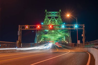 Jacques Cartier Köprüsü (Pont Jacques-Cartier) gece aydınlandı. Köprüde trafik vardı, trafik ışıkları da yanmıştı. Montreal, Quebec, Kanada.