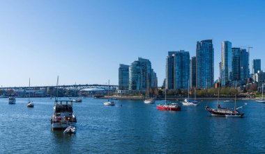 Vancouver, BC, Kanada - 16 Nisan 2021: Vancouver marinası, False Creek, modern binalar arka planda ufuk çizgisi. Granville Köprüsü.