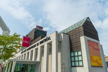 Montreal, Quebec, Kanada - 9 Ağustos 2021: Montreal Çağdaş Sanat Müzesi Place des Festivals Plaza 'dan görüldü.