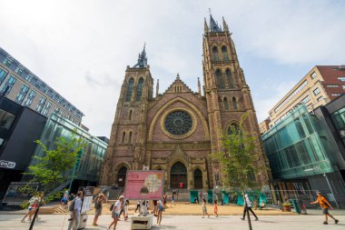 Montreal, Quebec, Kanada - 9 Ağustos 2021: St. James United Kilisesi Montreal şehir merkezindeki Saint Catherine Caddesi Batı.
