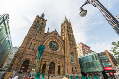 Montreal, Quebec, Kanada - 9 Ağustos 2021: St. James United Kilisesi Montreal şehir merkezindeki Saint Catherine Caddesi Batı.