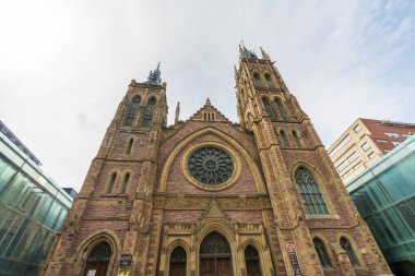 Montreal, Quebec, Kanada - 9 Ağustos 2021: St. James United Kilisesi Montreal şehir merkezindeki Saint Catherine Caddesi Batı.