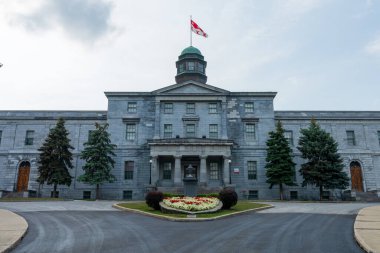Montreal, Quebec, Kanada - 9 Ağustos 2021: McGill Üniversitesi Sanat Binası, kampüsün mevcut en eski binası.