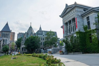 Montreal, Quebec, Kanada - 9 Ağustos 2021: McGill Üniversitesi kampüsü. Kırmızı Yol Müzesi.