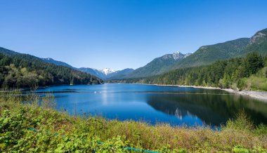 Baharda güneşli bir günde Capilano Gölü Cleveland Parkı. Panoramik manzara. Kuzey Vancouver, BC, Kanada.