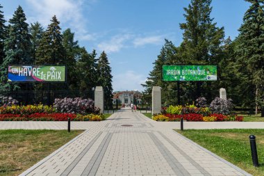Montreal, Quebec, Kanada - 10 Ağustos 2021: Montreal Botanik Bahçesine Giriş.