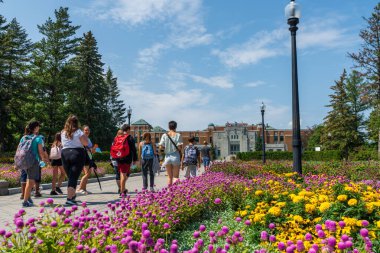 Montreal, Quebec, Kanada - 10 Ağustos 2021: Montreal Botanik Bahçesine Giriş.