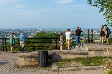 Montreal, Quebec, Kanada - 10 Ağustos 2021: İnsanlar Montreal 'in doğu yakasının nefes kesici manzarasının ve Camillien-Houde' dan Royal Park 'taki ikonik Olimpiyat Stadyumu' nun tadını çıkarıyor.