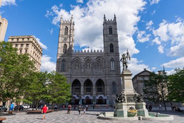Montreal, Quebec, Kanada - 2 Ağustos 2021: Montreal 'deki Notre-Dame Bazilikası ve Montreal' deki Maisonneuve Anıtı.
