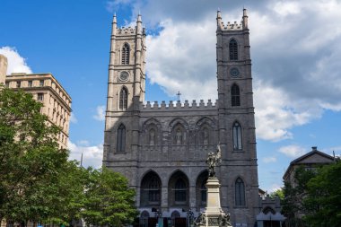 Montreal, Quebec, Kanada - 2 Ağustos 2021: Montreal 'deki Notre-Dame Bazilikası ve Montreal' deki Maisonneuve Anıtı.