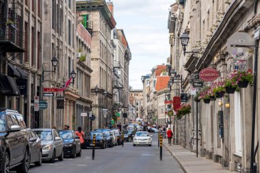 Montreal, Quebec, Kanada - 2 Ağustos 2021: Old Montreal 'de sokak manzarası. Saint Paul Caddesi 'nin batısındaki Retro tarzı bina (Rue Saint-Paul).