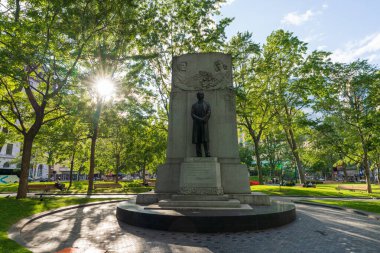 Montreal, Quebec, Kanada - 2 Ağustos 2021: Wilfrid Laurier Anıtı, Dorchester Meydanı 'nda bir anıt.