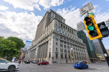 Montreal, Quebec, Kanada - 2 Ağustos 2021 Montreal şehir merkezinin sokak manzarası. Rene-Levesque Bulvarı ve Güneş Hayatı Binası.