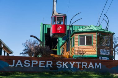 Jasper, Alberta, Kanada - 21 Mayıs 2021 Jasper SkyTram İstasyonu. Kanada 'nın en yüksek ve en uzun güdümlü tramvayı..