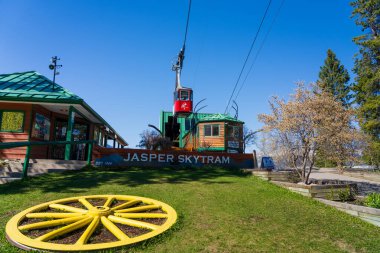 Jasper, Alberta, Kanada - 21 Mayıs 2021 Jasper SkyTram İstasyonu. Kanada 'nın en yüksek ve en uzun güdümlü tramvayı..