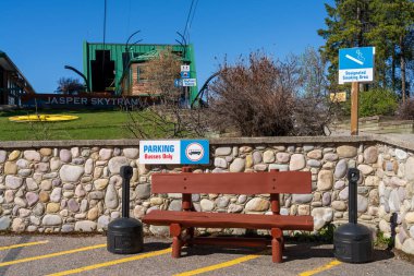 Jasper, Alberta, Kanada - 21 Mayıs 2021: Jasper SkyTram otobüs durağı.
