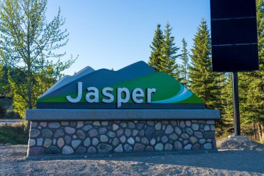 Jasper, Alberta, Kanada - 21 Mayıs 2021: Jasper Town Tabelasına Hoş geldiniz.