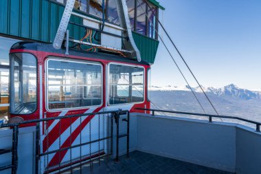 Jasper, Alberta, Kanada - 21 Mayıs 2021 Jasper SkyTram 'ın biniş kapısı. Kanada 'nın en yüksek ve en uzun güdümlü tramvayı..
