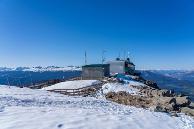 Jasper, Alberta, Kanada - 21 Mayıs 2021: Jasper SkyTram Yukarı Tramvay İstasyonu Whistlers Tepesi Zirvesi.