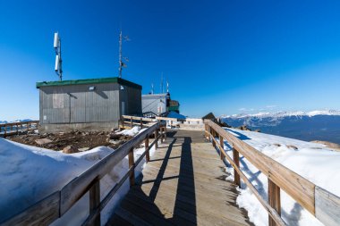Jasper, Alberta, Kanada - 21 Mayıs 2021: Jasper SkyTram Yukarı Tramvay İstasyonu Whistlers Tepesi Zirvesi.