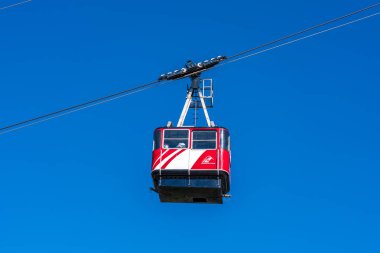 Jasper, Alberta, Kanada - 21 Mayıs 2021: Jasper SkyTram hava tramvayı teleferik kabini.
