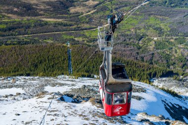 Jasper, Alberta, Kanada - 21 Mayıs 2021: Jasper SkyTram hava yolu karla kaplı Rocky Dağları 'na yükseliyor.