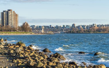 English Bay, Vancouver City bahar günbatımında güzel bir manzara. British Columbia, Kanada.
