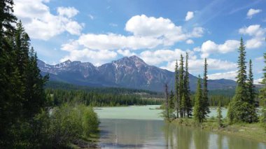 Athabasca Nehri üzerindeki Majestic Piramit Dağı Yansımaları, Jasper Ulusal Parkı, Alberta, Kanada