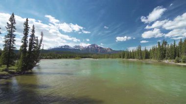 Majestic Piramit Dağı ve Athabasca Nehri, Jasper Ulusal Parkı, Alberta, Kanada