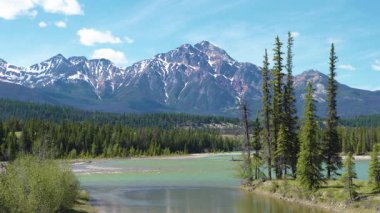 Athabasca Nehri üzerindeki Majestic Piramit Dağı Yansımaları, Jasper Ulusal Parkı, Alberta, Kanada