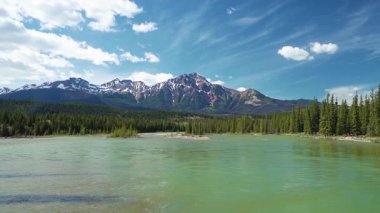 Majestic Piramit Dağı ve Athabasca Nehri, Jasper Ulusal Parkı, Alberta, Kanada
