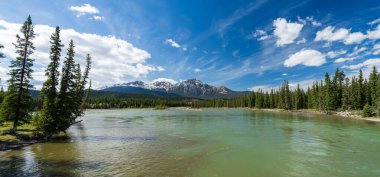 Athabasca Nehri üzerindeki Majestic Piramit Dağı Yansımaları, Jasper Ulusal Parkı, Alberta, Kanada