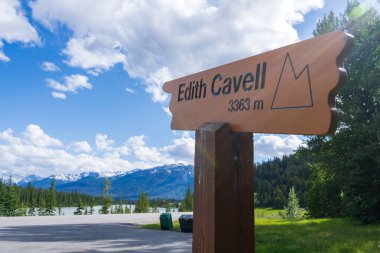 Jasper Ulusal Parkı 'ndaki Edith Dağı Cavell Sinyal Merkezi. Kanada Kayalıkları yaz manzarası. Alberta, Kanada