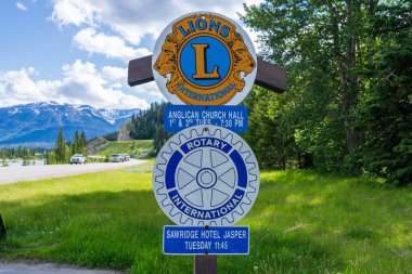 Jasper, Alberta, Kanada - 16 Haziran 2021: Jasper Milli Parkı 'nda Lions Club ve Rotary Club Pankartları