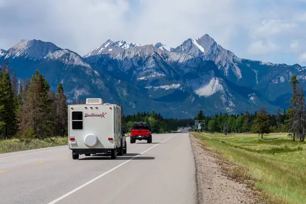 Jasper, Alberta, Kanada - 16 Haziran 2021: Jasper Ulusal Parkı, Alberta, Kanada 'da Yellowhead Otoyolu boyunca araba sürmek. Kanada kayalıklarının manzarasının tadını çıkarıyorum.