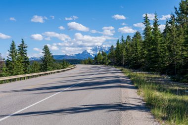 Jasper Ulusal Parkı 'ndaki Yellowhead Otoyolu, Alberta, Kanada. Arka planda Edith Dağı Cavell var. Kanada Kayalıklarında Nefes Kesen Manzara