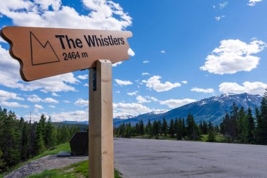 Jasper Ulusal Parkı 'ndaki Whistlers Dağı Zirvesi tabelası. Kanada Kayalıkları yaz manzarası. Alberta, Kanada