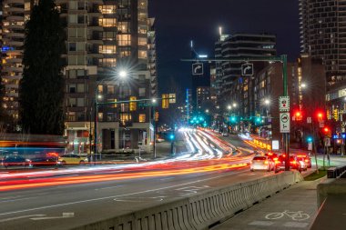 Geceleri Vancouver şehir merkezi manzarası. Burrard Caddesi Köprüsü ve Pasifik Caddesi kavşağında trafik var. British Columbia, Kanada.
