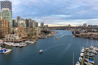 Vancouver, Kanada - MAR 11 2021: Vancouver şehir merkezinin gün batımındaki güzel manzarası, False Creek Limanı, Britanya Kolumbiyası.