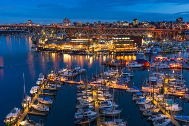 Vancouver, Kanada - 11 Mayıs 2021 Granville Adası Marina ve Balıkçılar İskele Şamandırası. Vancouver şehir binaları ufuk çizgisi ve arka planda Granville Köprüsü.