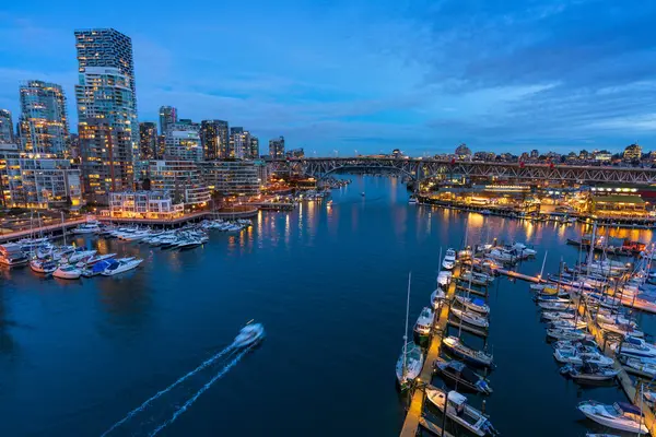 Vancouver, Kanada - MAR 11 2021: Vancouver şehir merkezinin gün batımındaki güzel manzarası, False Creek Limanı, Britanya Kolumbiyası.