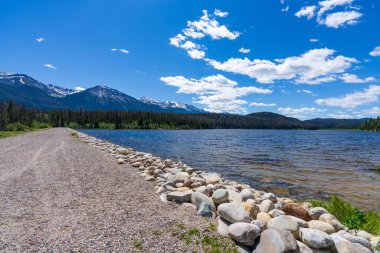 Baraj Gölü Yazlık Manzarası. Jasper Ulusal Parkı, Alberta, Kanada.