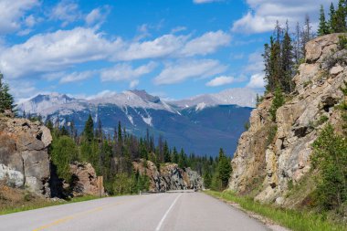 Jasper Ulusal Parkı 'ndaki Yellowhead Otoyolu, Alberta, Kanada. Arka planda Roche Bonhomme Dağı zirvesi.