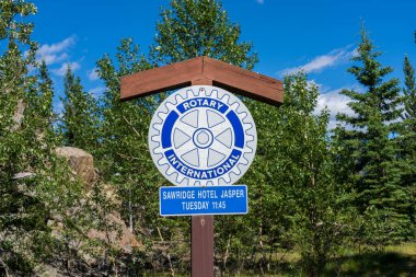 Jasper, Alberta, Kanada - 25 Haziran 2021: Jasper Ulusal Parkı 'nda Rotary Uluslararası İşareti.