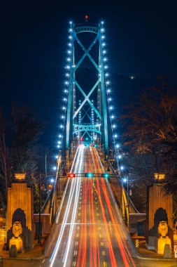 Geceleri Lions Gate Köprüsü. Köprüde uzun mesafeli giden arabalar. Stanley Park, Vancouver, İngiliz Kolombiyası, Kanada.