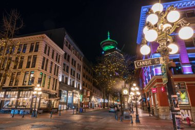 Gastown Buhar Saati ve Vancouver şehir merkezindeki güzel sokak manzarası. Cambie ve Water Caddesi..