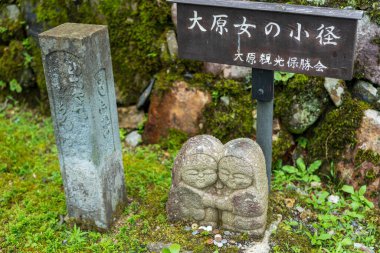 Komichi Yolu 'nu işaret direği ve taş heykel olarak adlandırmayın. Ohara, Kyoto, Japonya