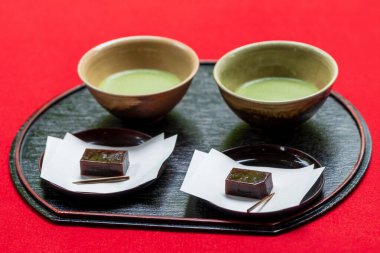 Geleneksel Japon Çay Tatlıları (Wagashi). Matcha Green Tea ve Yokan Jölesi Geleneksel Japon Tepsisinde Seti.