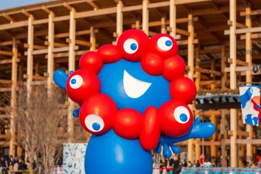 Osaka, Japonya - 16 Nisan 2025: MYAKU-MYAKU, 2025 Osaka-Kansai Fuarı 'nın resmi maskotu..