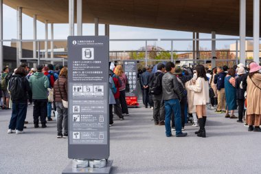 Osaka, Japonya - 16 Nisan 2025: 2025 Osaka-Kansai Fuar Doğu Kapısı girişinde güvenlik denetimi ve bagaj denetimi, Yumeshima.